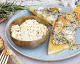 Schüssel mit selbstgemachter Knoblauchbutter, daneben gerösteter Knoblauch und Kräuterbrot. Perfekt zum **knoblauchbutter selber machen**.