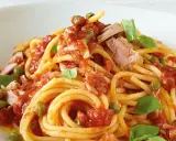 Spaghetti mit Thunfisch, Kapern und einer würzigen Tomatensauce – ein klassisches italienisches Gericht.