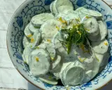 Ein cremiger Gurkensalat mit Dill und Zitronenschale, perfekt für jedes Sommer-Rezept.