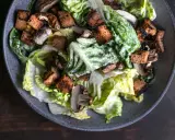 Herzhafter Caesar Salad mit knackigem Römersalat, gerösteten Croutons und Pilzen, übergossen mit cremiger Sauce.