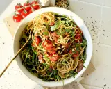 Mediterraner Salat mit getrockneten Tomaten und Rucola, garniert mit Pinienkernen. Ein köstliches Gericht, das nach Sommer schmeckt.