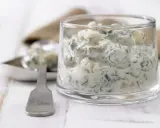 Cremige Remoulade im Glas, perfekt für Ihr nächstes remoulade rezept. Mit frischen Kräutern und Stückchen.
