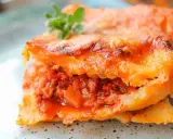 Ein Stück authentische Lasagne Bolognese, perfekt geschichtet und mit Käse überbacken. Ein echtes lasagne rezept original.