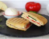 Ein leckeres panini rezept mit Mozzarella, Tomaten und Basilikum. Frisch zubereitet und perfekt zum Genießen.