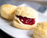 Frisch gebackene Scones mit Clotted Cream und Erdbeermarmelade. Ein perfektes Scones Rezept für den Nachmittagstee.
