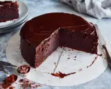 Saftiger Schokoladenkuchen mit glänzender Glasur, ein unwiderstehliches Rezept für Genießer.