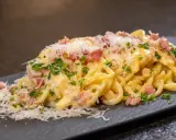 Ein köstliches Spaghetti Carbonara Rezept einfach zubereitet, mit cremiger Sauce, Speckwürfeln und frisch geriebenem Parmesan.