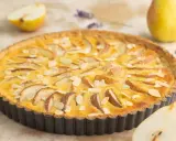 Eine köstliche Birnen Tarte mit Mandelsplittern, garniert mit Lavendel und frischen Birnenstücken.