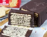 Schokoladenkuchen mit Keksschichten, der an eine kalte Schnauze erinnert. Perfekt für Naschkatzen!