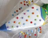Eine bunte, schnelle Torte zur Einschulung in Form eines Zuckertüte, dekoriert mit vielen Smarties.