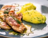 Saltimbocca rezept original: Kalbfleisch mit Salbei und Schinken, serviert mit cremiger Kartoffelmasse.