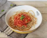 Herzhafte Linsen Bolognese auf Vollkornspaghetti, garniert mit frischem Basilikum. Ein Gericht, das Liebe und Geschmack vereint.