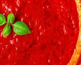 Frische, leuchtend rote italienische Tomatensauce mit Basilikumblättern, bereit für Pasta.