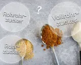 Löffel mit Rohrzucker, Vollrohrzucker und weißem Zucker. Was ist brauner Zucker? Die Unterschiede sind auf den ersten Blick erkennbar.