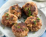 Frikadellen, frisch gebraten und mit Petersilie garniert, bereit für ein leckeres Frikadellen Rezept.