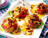 Vier saftige Hackfleisch-Patties, überbacken mit Tomaten, Pilzen und Käse. Ein köstliches Gericht, das Lust auf mehr macht.