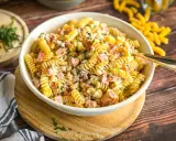 Schüssel mit cremigem Nudelsalat, gefüllt mit Schinken, Erbsen und Kräutern. Der beste Nudelsalat für jede Gelegenheit!
