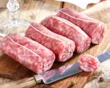 Frische Salsiccia-Würste auf Holzbrett. Die Aussprache ist wichtig für den authentischen Genuss.