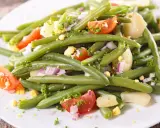 Frischer Bohnensalat mit Tomaten, Kartoffeln und Zwiebeln. Ein leichtes und gesundes Rezept für den Sommer.
