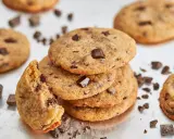 Ein Stapel amerikanischer Cookies mit Schokoladenstückchen, ein Cookie ist angebrochen. Perfekt für ein amerikanische cookies rezept.