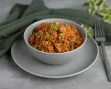 Schüssel mit leckerem Kisir, garniert mit Petersilie und Frühlingszwiebeln. Ein einfaches Kisir Rezept für jeden Tag.