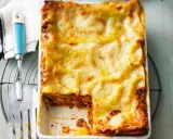 Ein frisch gebackenes, goldbraunes Lasagne Rezept original italienisch, bereit zum Servieren.