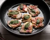 Saltimbocca alla romana in einer Pfanne, mit Salbei und Parmaschinken umwickelt.
