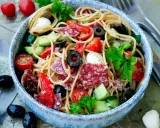 Ein bunter Spaghetti Salat mit Salami, Tomaten, Oliven und Mozzarella. Perfekt für einen spaghetti salat einfach und schnell.