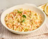 Cremiger Krautsalat, perfekt für jedes coleslaw rezept. Mit frischer Petersilie und Zitronenspalten garniert.