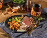 Ein Teller mit Tafelspitz, Bratkartoffeln und Salat. Ein klassisches Tafelspitz Rezept, perfekt für ein festliches Essen.