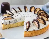 Ein Stück Mohrenkopftorte mit Schokostückchen und Waffelstücken, ein köstliches Rezept für jeden Anlass.