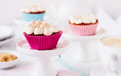 Rhabarber Muffins mit Baiser: Süße Leckereien in bunten Förmchen, bereit für den Genuss mit einer Tasse Kaffee.