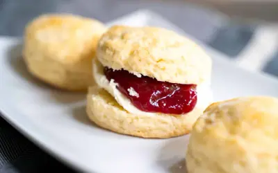 Frisch gebackene Scones mit Clotted Cream und Erdbeermarmelade. Ein perfektes Scones Rezept für den Nachmittagstee.
