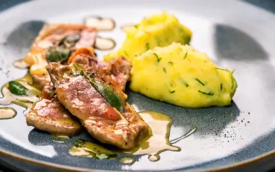 Saltimbocca rezept original: Kalbfleisch mit Salbei und Schinken, serviert mit cremiger Kartoffelmasse.