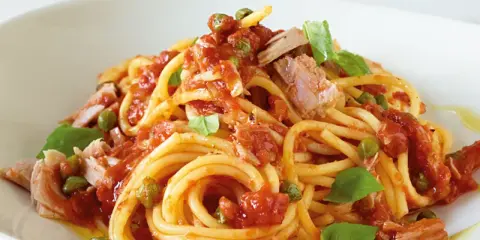 Spaghetti mit Thunfisch, Kapern und einer würzigen Tomatensauce – ein klassisches italienisches Gericht.