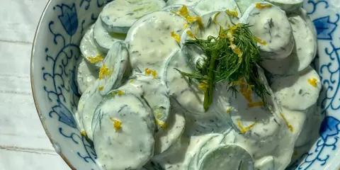 Ein cremiger Gurkensalat mit Dill und Zitronenschale, perfekt für jedes Sommer-Rezept.