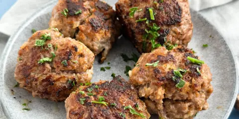 Frikadellen, frisch gebraten und mit Petersilie garniert, bereit für ein leckeres Frikadellen Rezept.