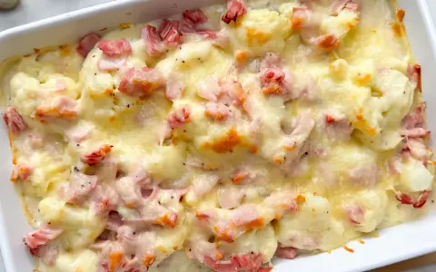 Überbackener Blumenkohl mit Schinken und Käse, ein köstliches Gericht aus Blumenkohl Rezepte.
