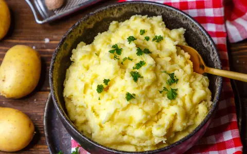 Cremiger Kartoffelbrei, garniert mit Petersilie. Ein einfaches Kartoffelbrei Rezept für ein köstliches Gericht.