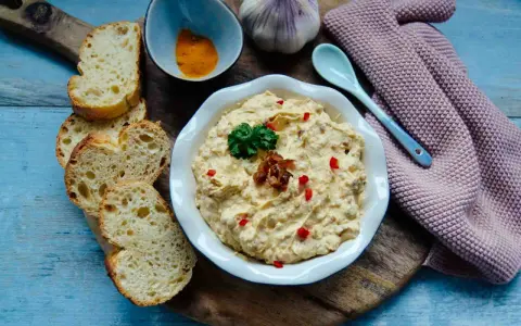 Cremiger Dattel Dip mit Brot, Knoblauch und Gewürzen. Perfekt zum Dippen!