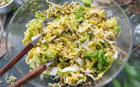 Knackiger Chinakohl-Salat mit Nudeln und Sonnenblumenkernen. Ein echter "yum yum salat" für jede Gelegenheit.