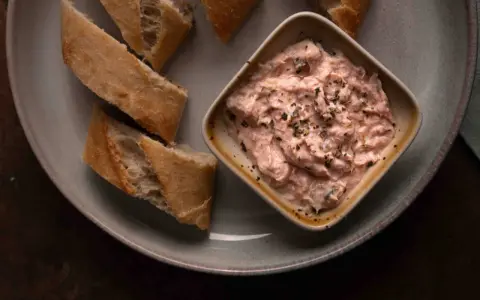 Cremige Thunfischcreme, italienisch gewürzt, mit knusprigem Baguette auf einem Teller. Ein Genuss für jeden Gaumen.