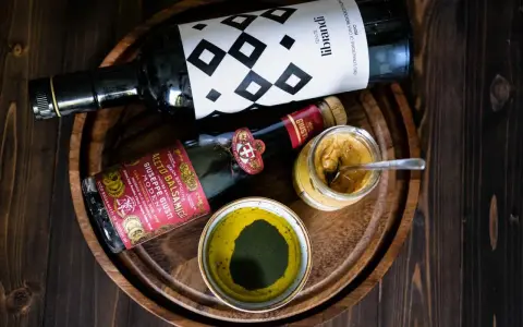 Zutaten für ein authentisches Balsamico-Dressing wie beim Italiener: Olivenöl, Balsamico-Essig von Giuseppe Giusti und Senf.