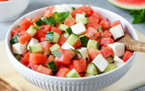 Erfrischender Feta Melonen Salat mit Gurke und Minze, perfekt für heiße Tage.