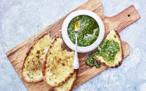 Geröstetes Brot mit frischem Chimichurri-Rezept. Ein Löffel in der Schüssel mit der grünen Sauce.