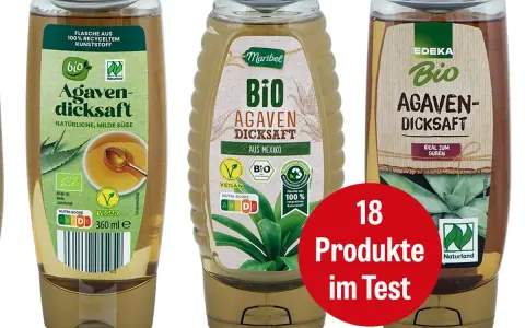 Drei Flaschen Bio-Agavendicksaft, ein natürliches Süßungsmittel. Was ist Agavendicksaft? Ein süßer Sirup aus der Agavenpflanze.