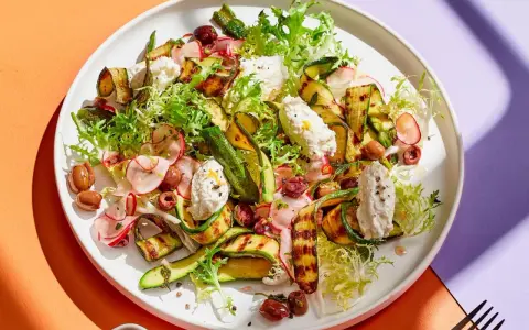 Ein köstlicher Zucchini Salat italienisch mit gegrillten Zucchinischeiben, cremigem Käse, Radieschen und Oliven.