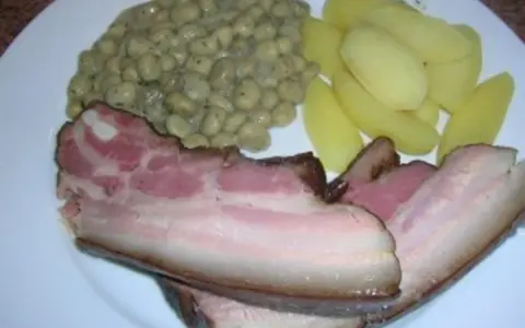 Deftige dicke Bohnen mit Speck und Salzkartoffeln. Ein klassisches Rezept für ein herzhaftes Gericht.