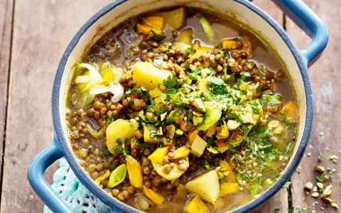 Herzhafte Linsen-Rezepte: Ein Eintopf mit Kartoffeln, Lauch und Petersilie, garniert mit Pistazien.