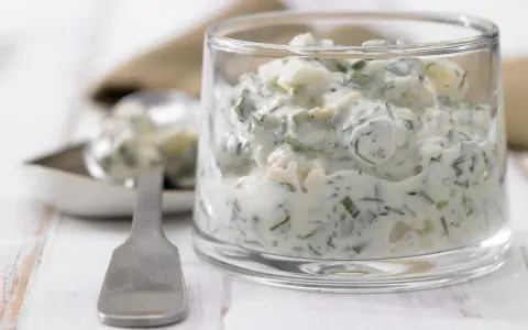 Cremige Remoulade im Glas, perfekt für Ihr nächstes remoulade rezept. Mit frischen Kräutern und Stückchen.